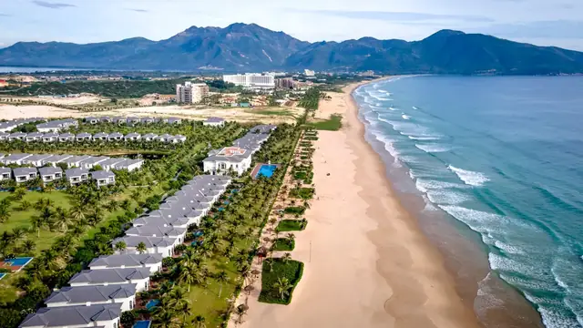 투자 대상 해안 리조트 단지 전경